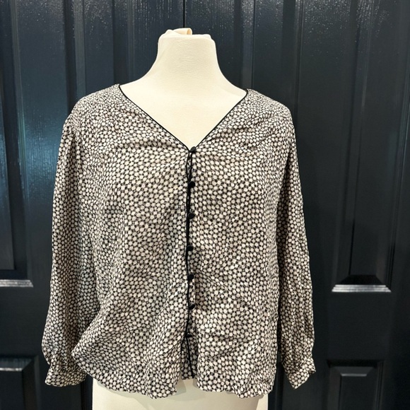 Closed black and white blouse - Picture 1 of 4
